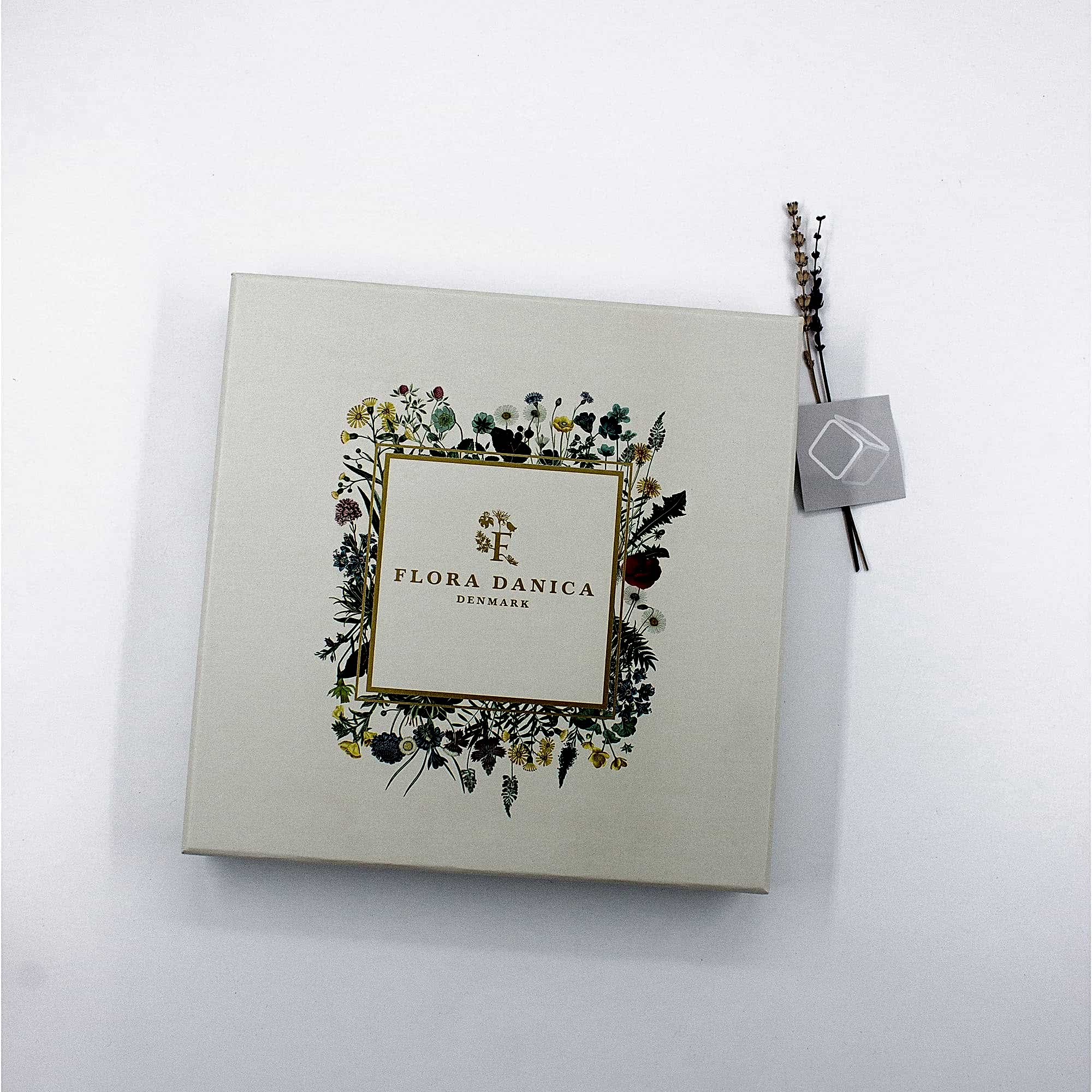 01_FloraDanıca_EsarpKutusu